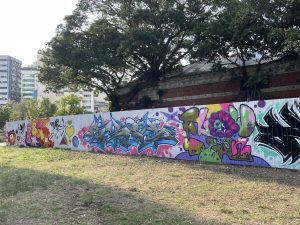 跨域翻轉公共藝術傳統X新潮對話 台中新民街倉庫圍籬塗鴉藝術展夯