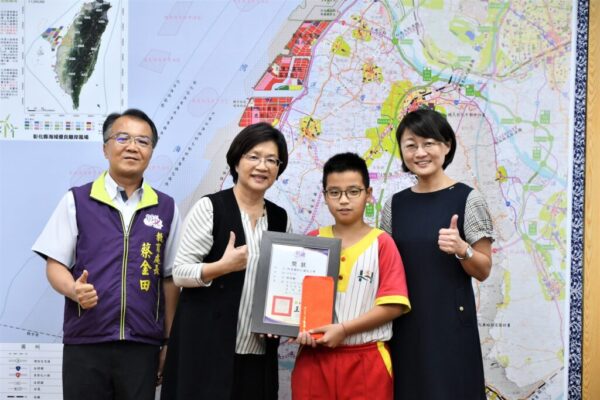 彰化縣長的9位小客人 閱讀線上認證破5000分