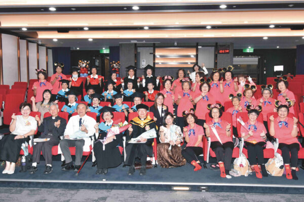 樂齡忘齡 15名畢業生開心出席松年大學彰基分校畢業典禮