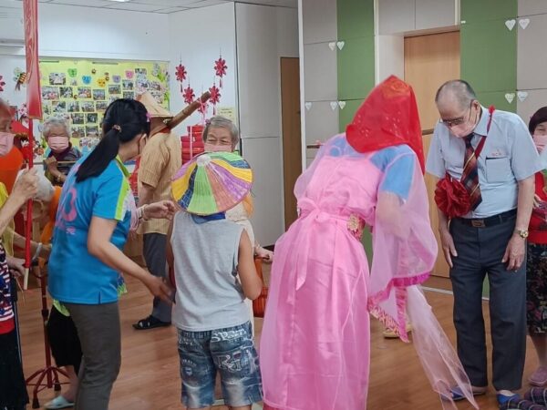 伸港日照中心父親節活動 張燈結綵辦婚禮走秀