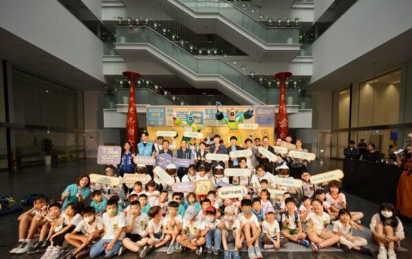 台中「夏日馬戲節」太空馬戲秀夯 嘉味軒餅店百盒花博餅徵求新創意