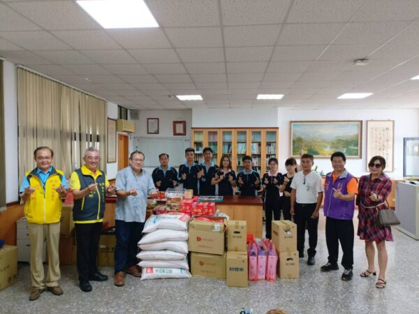 大愛無國界社會捐贈物資關懷僑生 齊心協力助致用高中辦好僑生教育