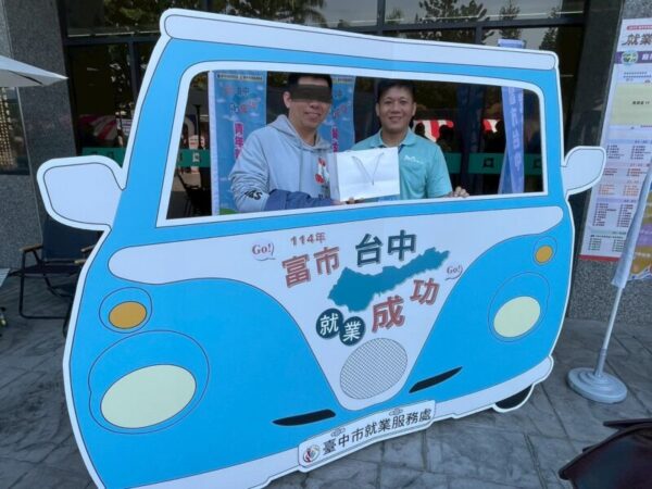繞行大台中助市民就業  就業服務巡迴車超吸睛