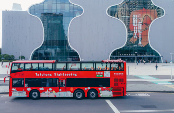 全景玻璃天窗賞風光夯 中市雙層觀光巴士優惠
