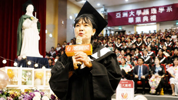 亞洲大學2025學年度院級畢業典禮溫馨落幕　學士後護理畢業生莊媄涵感恩擁抱長照時代